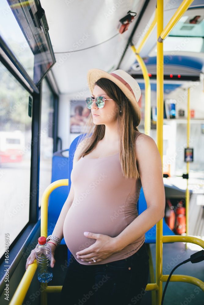 Bus Seat Dispute Sparks Debate Over Pregnancy and Public Courtesy