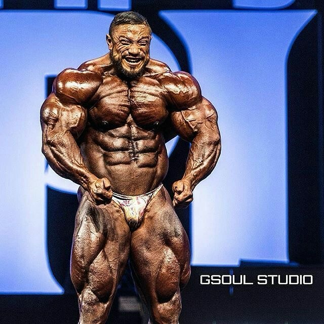 Roelly Winklaar “The Beast” shocks stages with massive arms and insane muscle density
