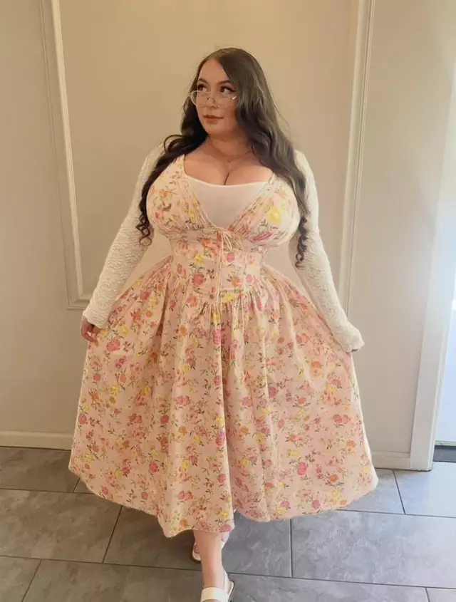 Summer Robertson reveals her O-cup breasts continue growing due to a rare medical condition.